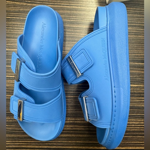 Alexander McQueen sandals size 38.5/8
barely worn comes with box and dust bags - Picture 2 of 6